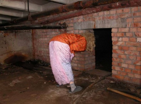 Homeless couple have sex in a sheltered location while wearing wigs 69852452